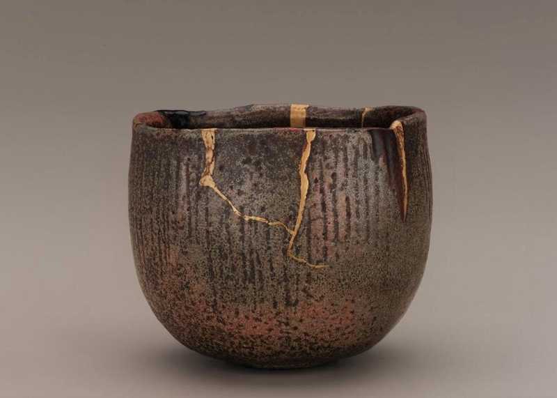 Bol à thé avec réparations en laque d'or, dans le style de Koetsu, atelier inconnu de fabrication d'objets en raku, attribué à Tamamizu Ichigen, 18e siècle, [Freer Gallery of Art, Smithsonian](https://asia.si.edu/object/F1900.40/).
