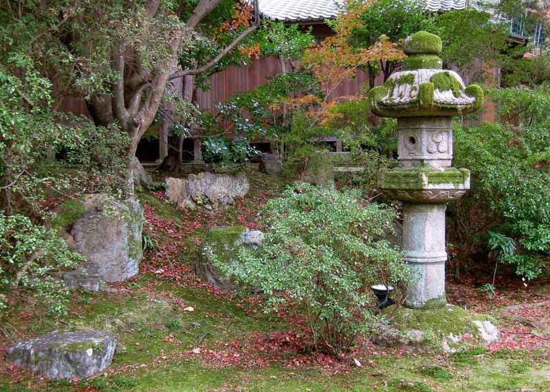 Anika Ogusu, Véritables jardins japonais, Lanterne en pierre